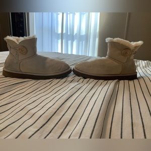 UGG Women’s Mini Bailey Button in Biege size 9